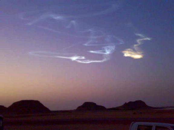 Nubes noctilucentes generadas por meteorito que explotó en la mesósfera
