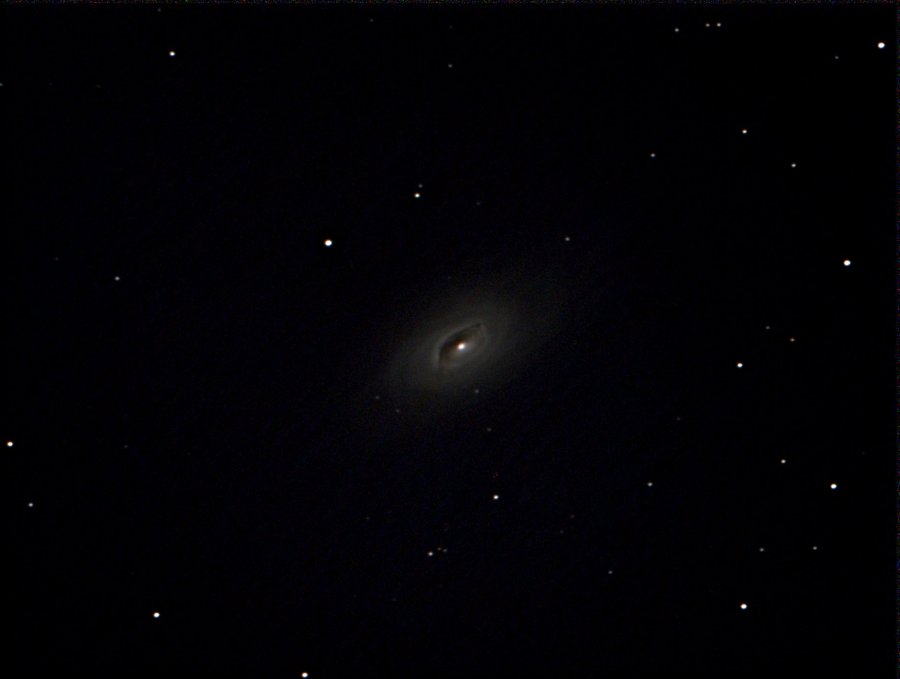 M64, esta galaxia está muy baja en el horizonte como para obtener una mejor imagen